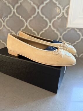 BNWT Chanel 26A Suede Calfskin & Patent Leather Beige Ballet Flat, Size 41